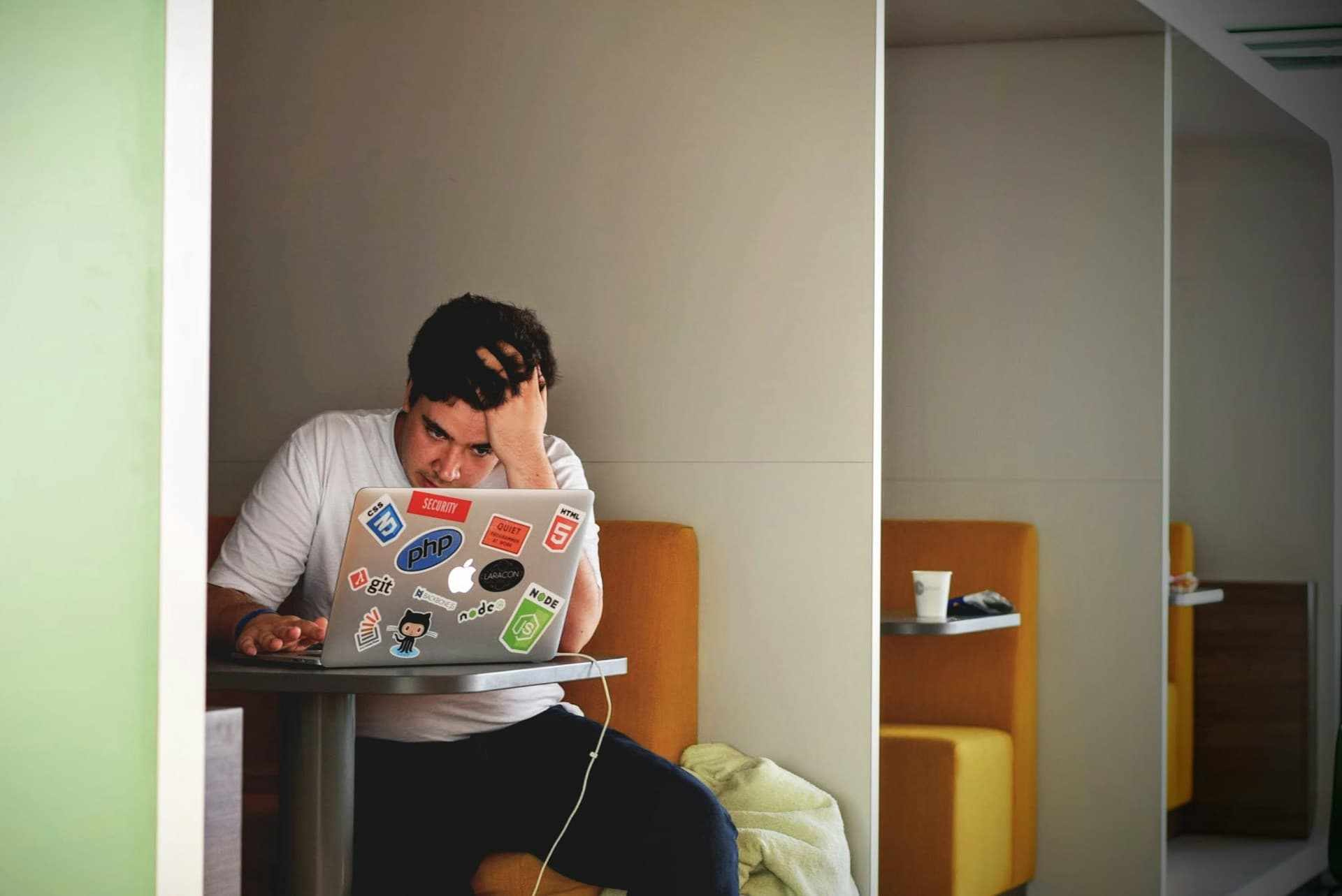 How to Write an Entry-Level Resume With AI Support